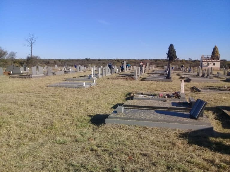 AfriForum se Hertzogville-tak help om begraafplaas skoon te maak