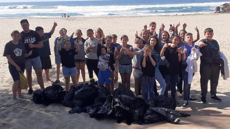 Skoonmaakaksie op Margate se strand skep natuurbewustheid onder die jeug