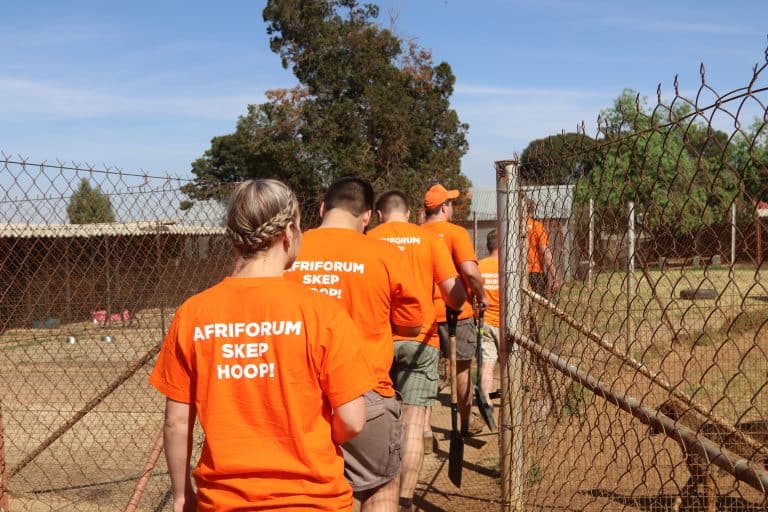AfriForum help Krugersdorp opknap tydens #AnkerdorpPadskou