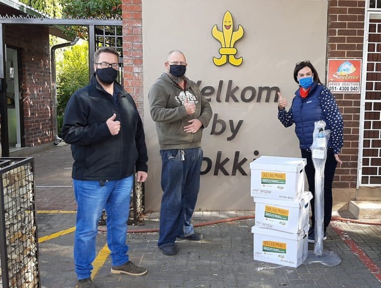 AfriForum se Bloemfontein-takke skenk hulppakkette aan skole