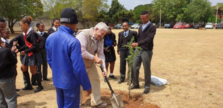 AfriForum se Springs-tak skep hoop tydens boomplantmaand