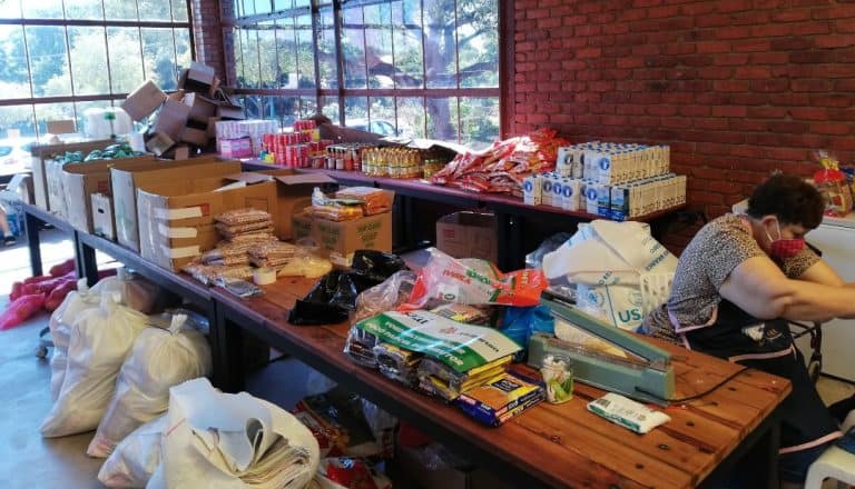 AfriForum se Rustenburg-tak skenk voedselpakke aan behoeftiges