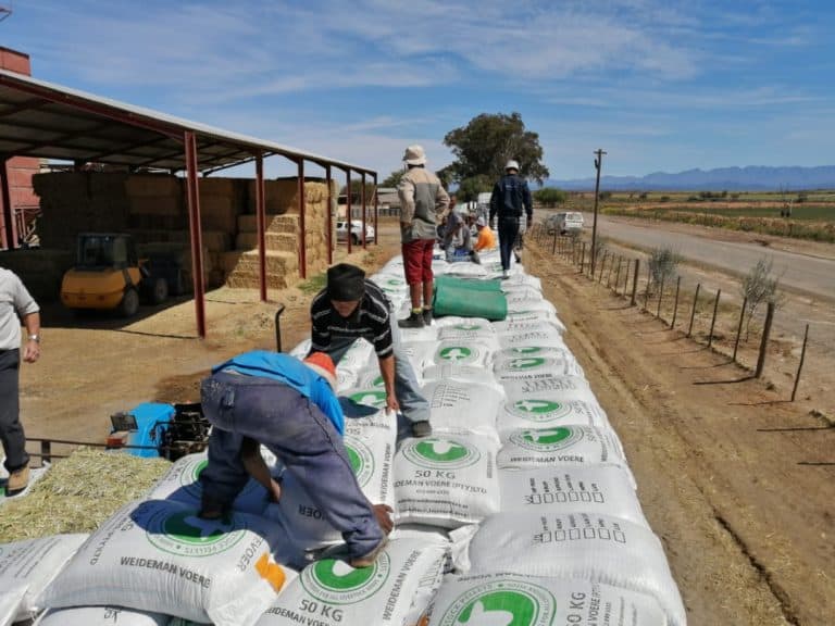 AfriForum and Saai donate fodder to farmers of Volmoed