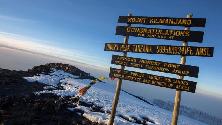 AfriForum en bekendes klim Kilimanjaro vir behoeftige studente