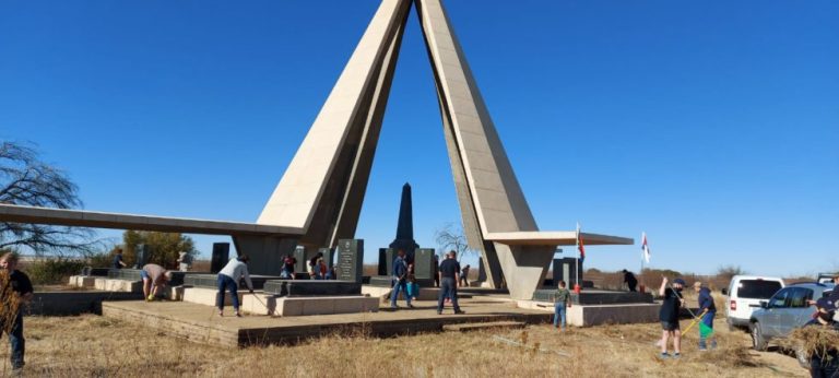 AFRIFORUM YOUTH IN KIMBERLEY CLEANS BURGER MONUMENT