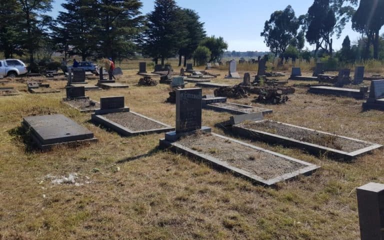 AFRIFORUM YOUTH HELPS VOLKSRUST COMMUNITY TO CLEAN UP CEMETERY