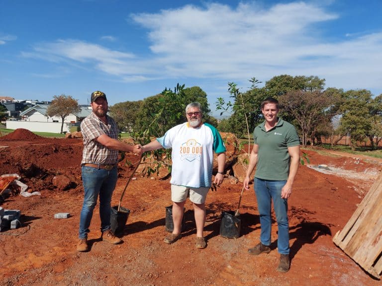 AfriForum se Rustenburg-tak skenk bome aan gemeenskap