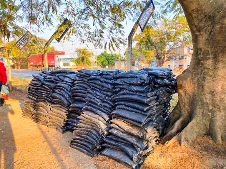 AfriForum se Laeveld-takke ontvang 16 ton teer