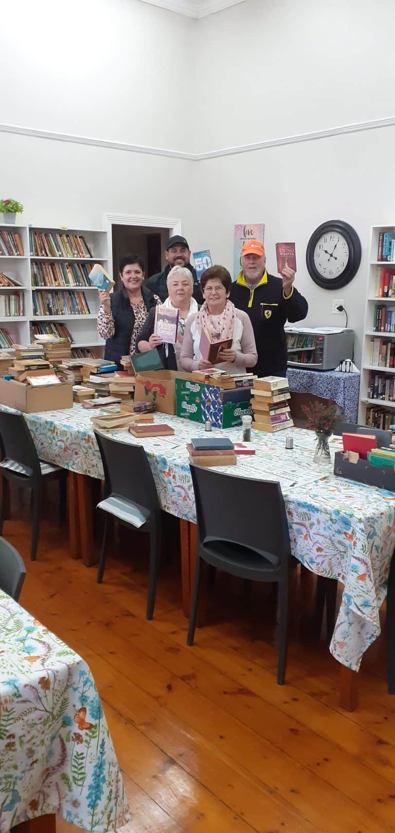 Malmesbury-tak skenk meer as 500 boeke aan biblioteek vir ouetehuise