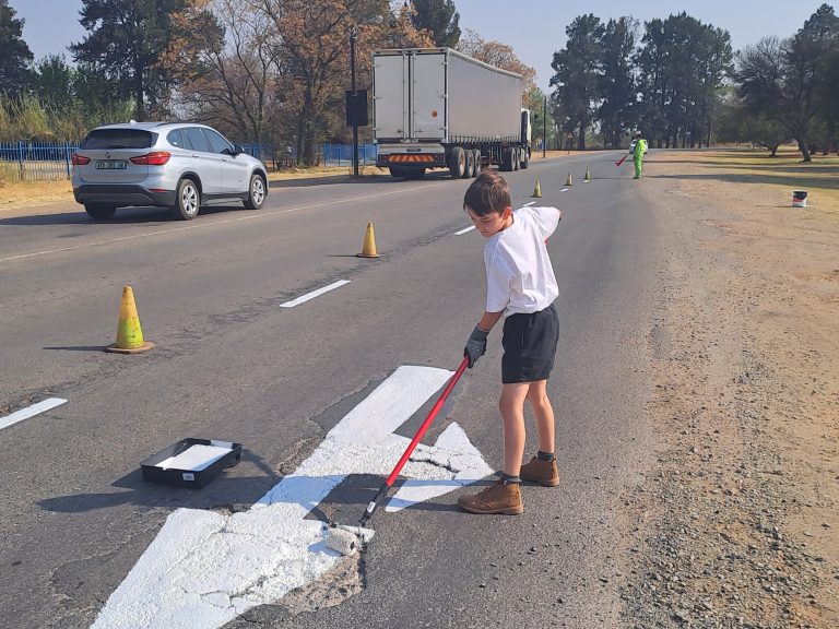 AfriForum se Potchefstroom-tak verf padmerkers as deel van #OnsDorp-projek