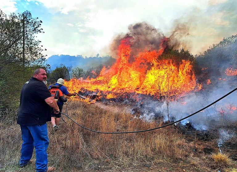 AfriForum se Bloemfontein-buurtwagte help om dosyne veldbrande te blus