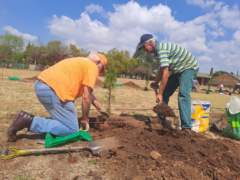 AfriForum se Potchefstroom-tak plant bome in konsentrasiekampkerkhof