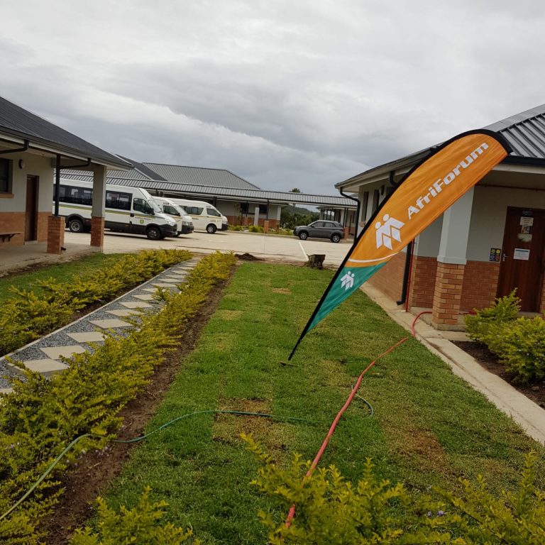 AfriForum’s East London branch donates more than 400 m2 of grass to beautify school