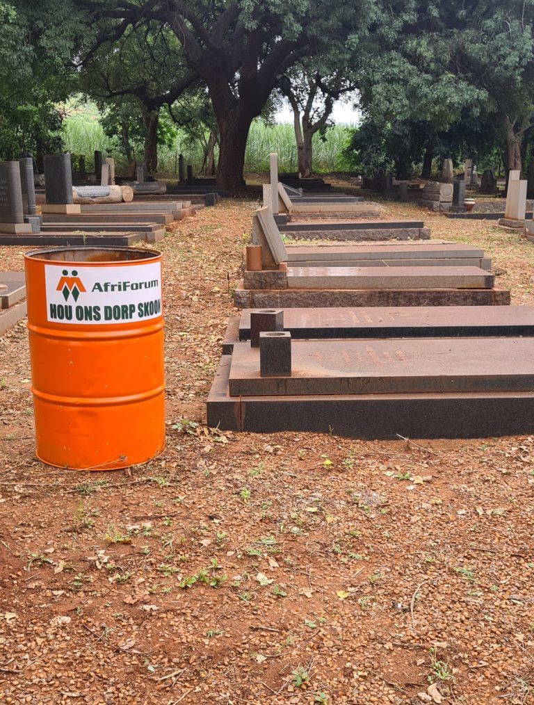 Gemeenskap knap self Pongola-begraafplaas op
