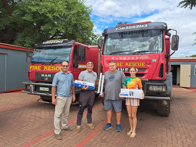 AfriForum se Kathu-tak skenk sonkragligte aan brandweer