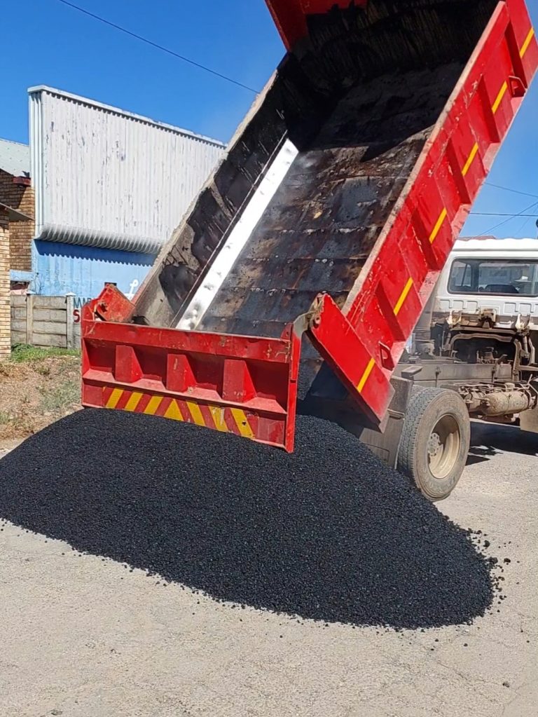 AfriForum-tak span nagenoeg 44 ton teer in vir “bul” van ’n slaggatprojek