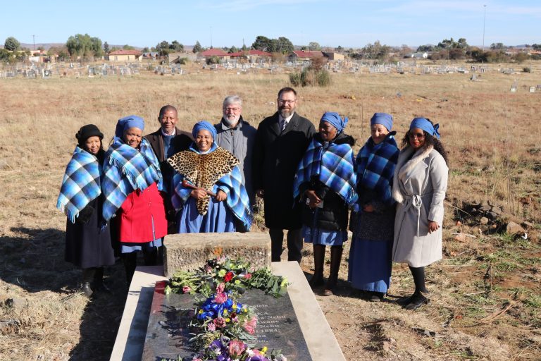 Laaste leier van onafhanklike Thaba’Nchu vereer met nuwe grafsteen